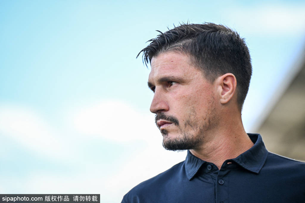 保持政策的, 细究其中的